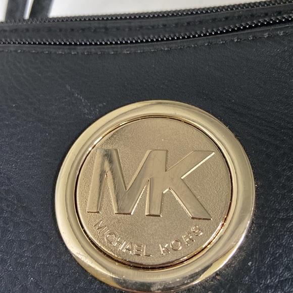 Michael Kors wristlet NWOT 3 zippered sections long shoulder strap included - Picture 5 of 12